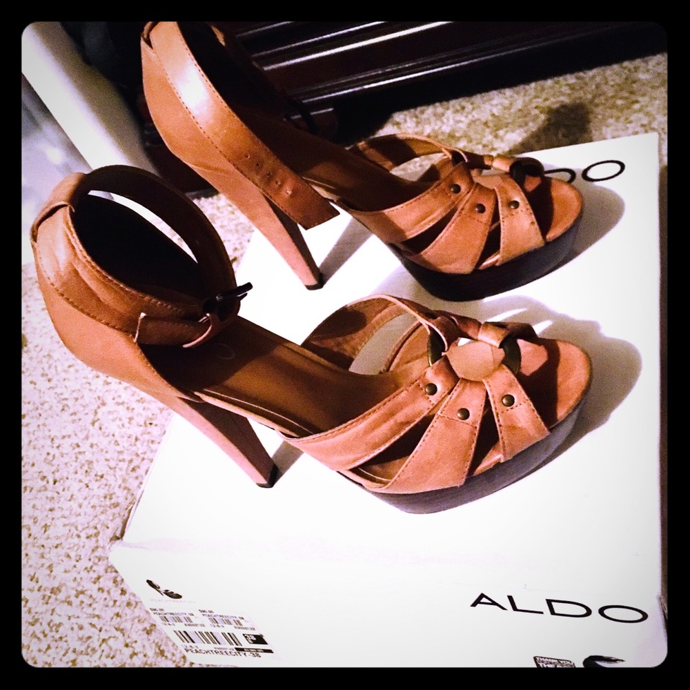 Genuine Tan leather peep toe heel! Classic! Size 8